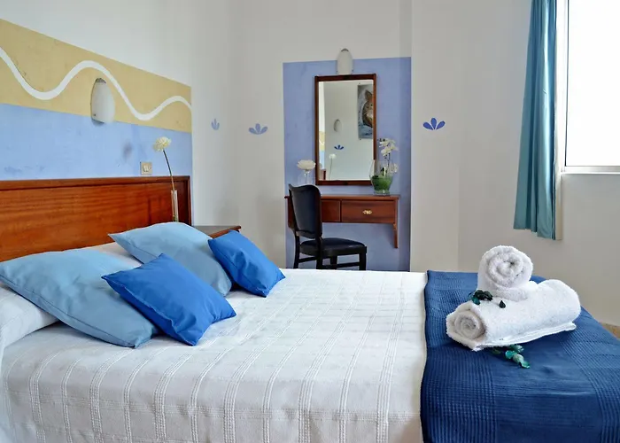 太阳假日酒店 *